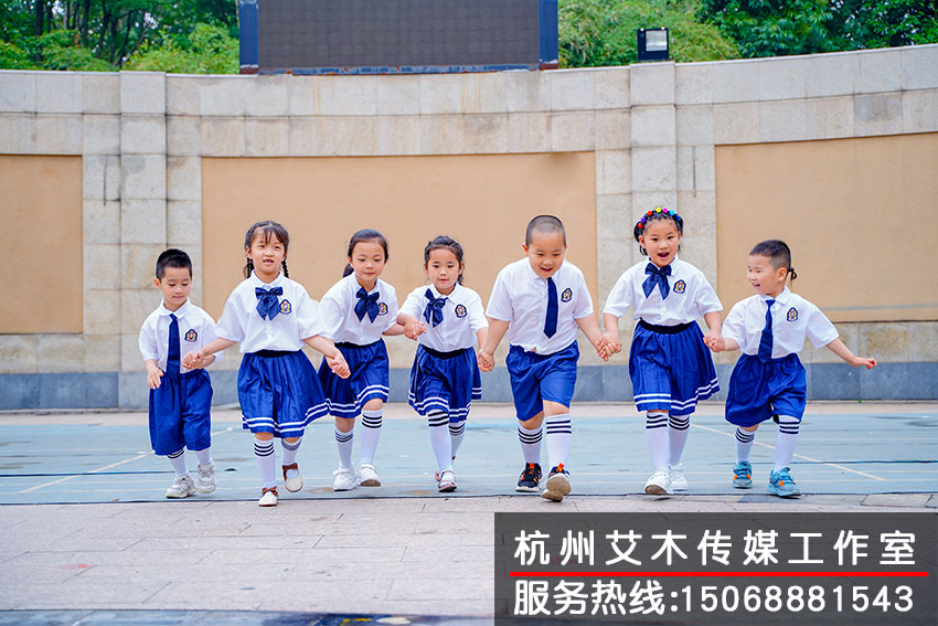 和熟悉的幼稚園，親密的同學牽手留念拍攝