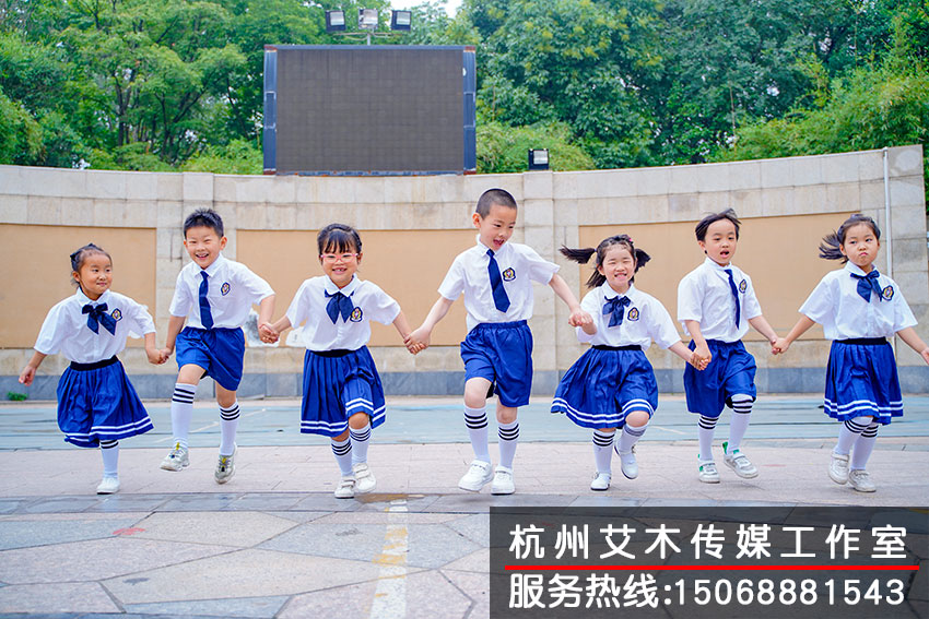 和熟悉的幼稚園，親密的同學牽手留念拍攝